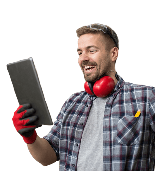 Lavoratore che sorride guardando un tablet